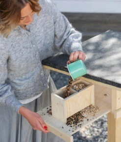 Dehner Natura Futterhaus Karwendel, Natur, Inkl. Ständer, Ca. B84,3/H127,2/T84,3 Cm -Gartenbedarf Förderung 6622872 6622898 6622906 6622922 WE MO 004 NVHRofanKarwendel