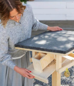 Dehner Natura Futterhaus Karwendel, Natur, Inkl. Ständer, Ca. B84,3/H127,2/T84,3 Cm -Gartenbedarf Förderung 6622872 6622898 6622906 6622922 WE MO 008 NVHRofanKarwendel