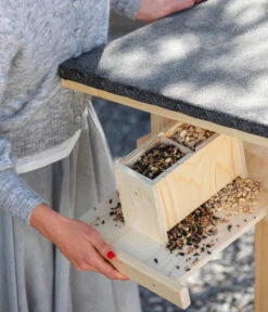 Dehner Natura Futterhaus Karwendel, Natur, Inkl. Ständer, Ca. B84,3/H127,2/T84,3 Cm -Gartenbedarf Förderung 6622872 6622898 6622906 6622922 WE MO 012 NVHRofanKarwendel