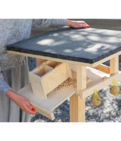 Dehner Natura Futterhaus Karwendel, Natur, Inkl. Ständer, Ca. B84,3/H127,2/T84,3 Cm -Gartenbedarf Förderung 6622872 6622898 6622906 6622922 WE MO 013 NVHRofanKarwendel